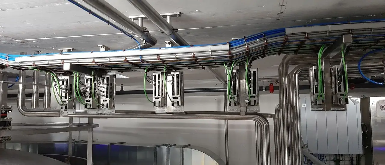 Die TBEN-I/O-Blockmodule von Turck sind platzsparend unter den Kabeltrassen in ATEX-Schutzgehäusen installiert.