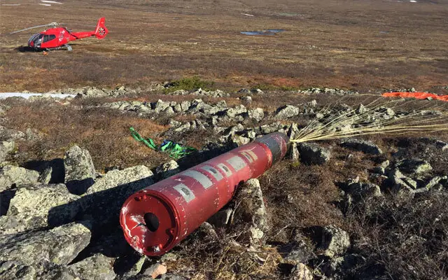 The safe recovery of the payload is facilitated by parachutes and a subsequent recovery by helicopter,