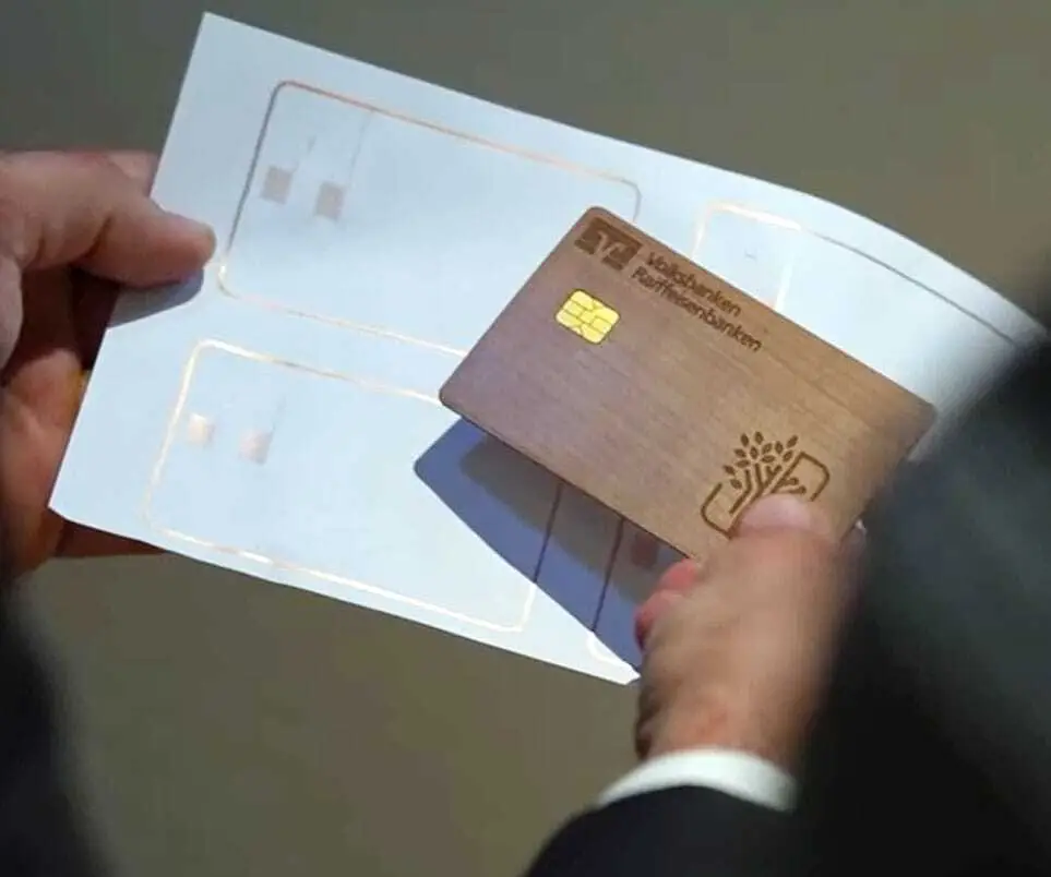 Timbercard: Apart from the magnetic strip, the chip and the antenna are the only components that are not compostable.