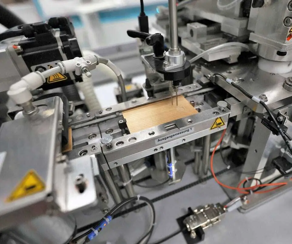 Due to the explicit wish of the GLS Bank to obtain a payment card made exclusively from natural and renewable materials, the Raiffeisendruckerei began production of the Timbercard in 2022.