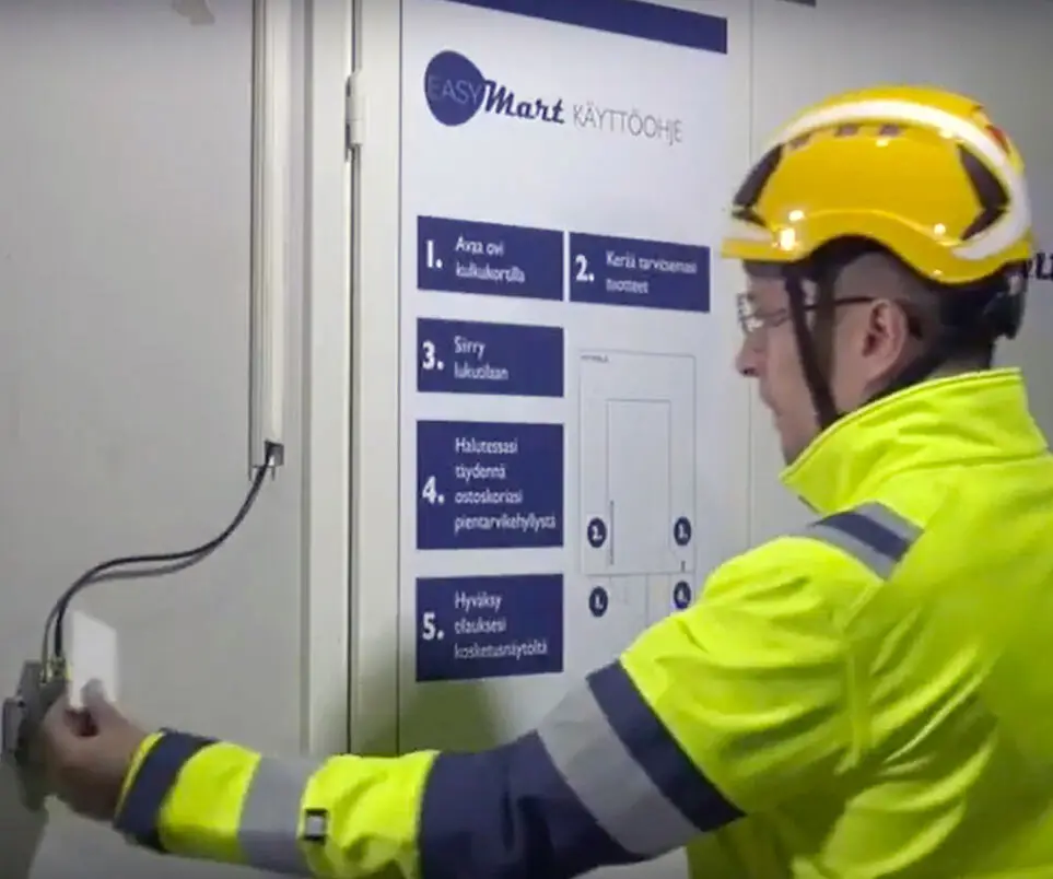 Access to the EasyMart works via RFID card.