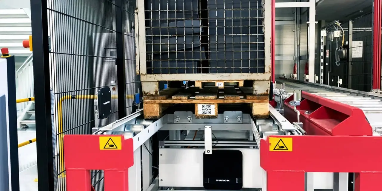 KEB Automation: External RFID near-field antennas on the conveyor system detect the pallet directly in front