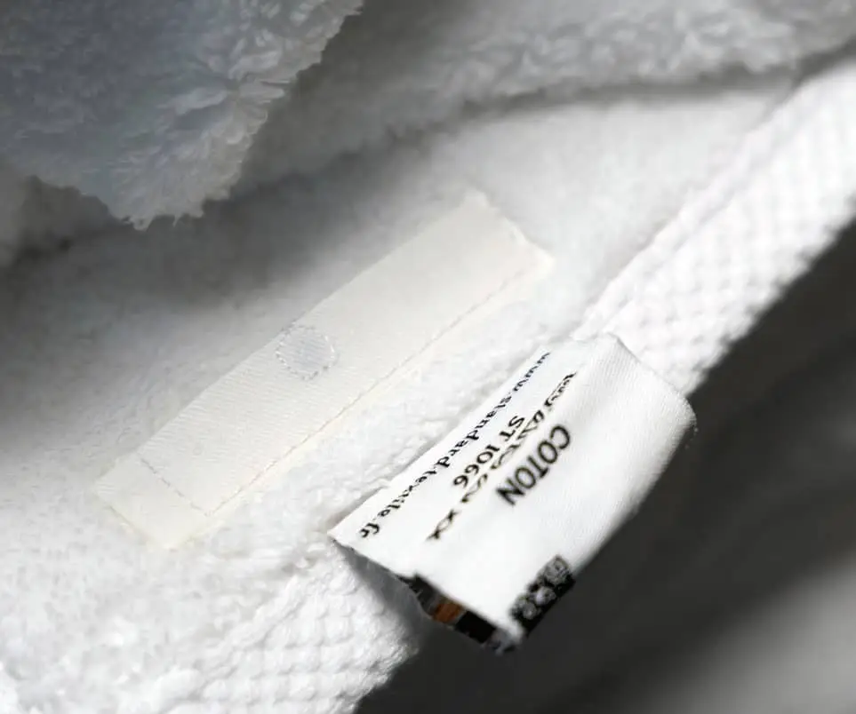 Les Lavandières de Provence: Bei der Nachrüstung werden die RFID-Etiketten unauffällig in der Nähe der Pflegeetiketten angenäht.