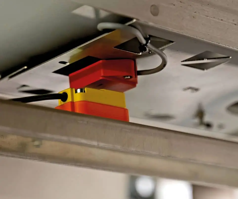 KWS Saat: The RFID tag has a sensor connected to it which measures the temperature inside the storage container.