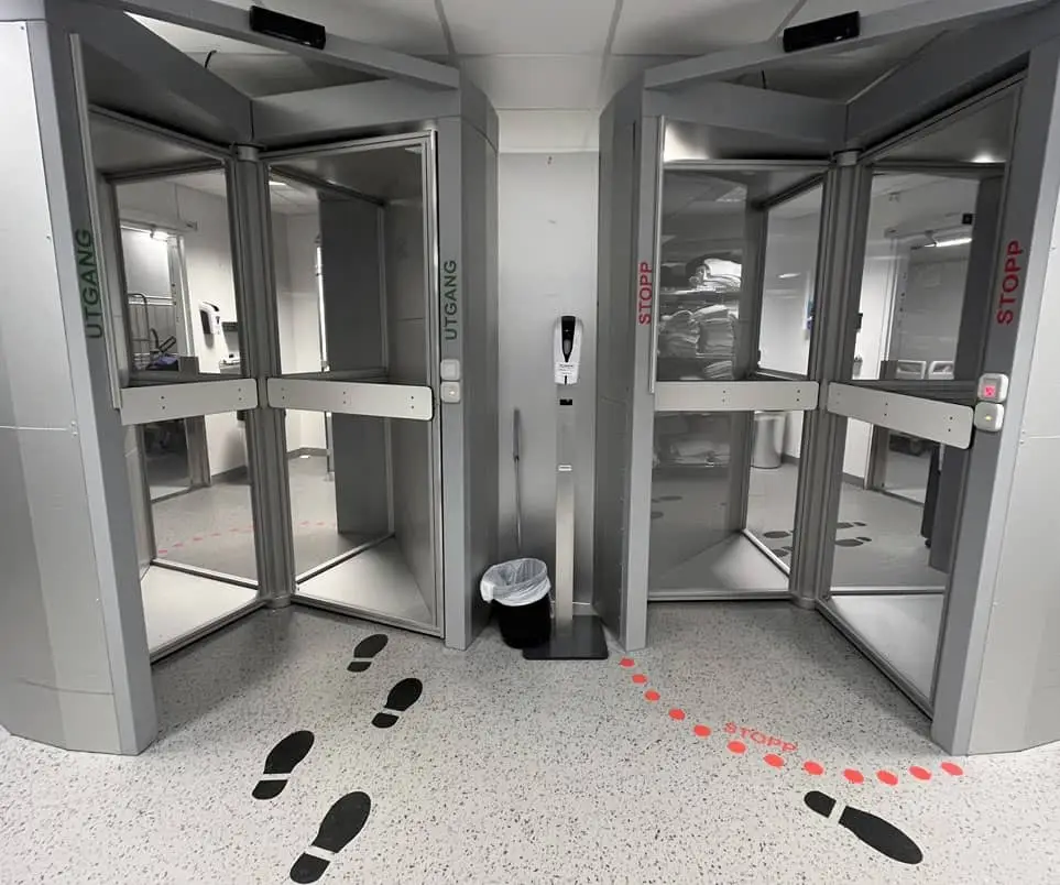Nordland Hospital: the way into and through the laundry room is marked. The RFID card must be presented here.
