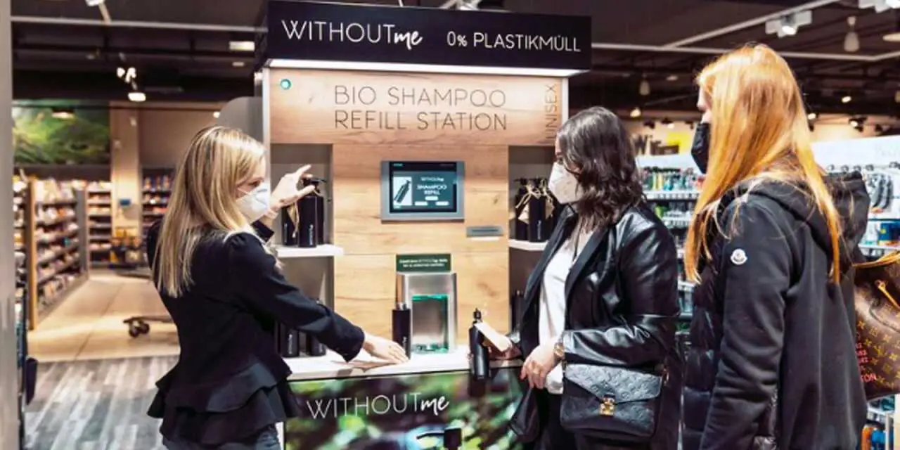 Founder Steffanie Rainer (left) gives a live demonstration of the first RFID pooling system for cosmetics