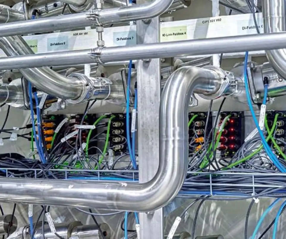 Engelhard: Rear side of the hose connection with IO-Link units.