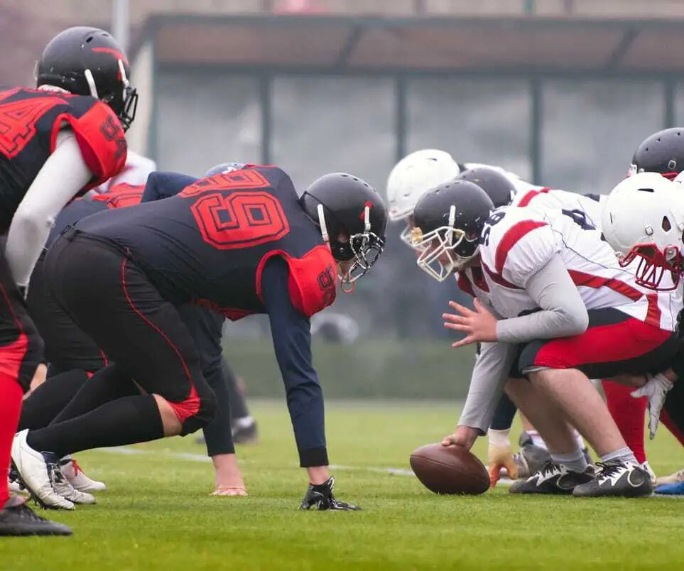 NFL: The Linemen take their position at the line of scrimmage. A third RFID tag on their backs ensures that data transmission is possible in this position.