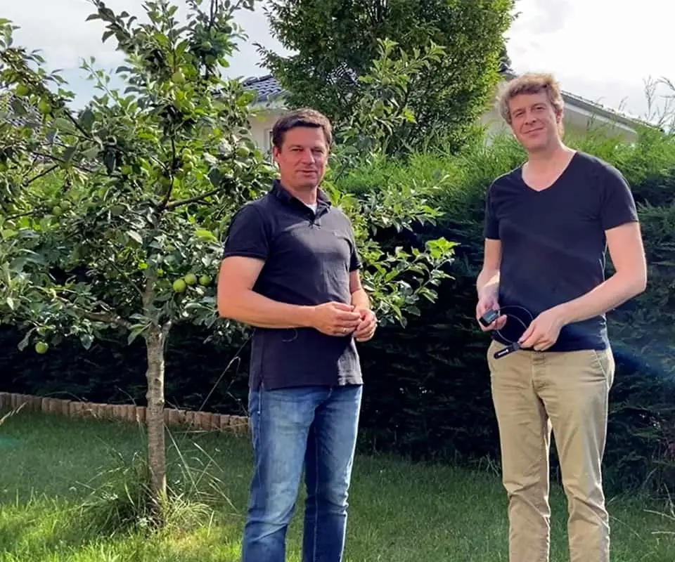 At the beginning of 2021, Christian Hahn (right) and Bastian Klemke (left) founded the start-up Plantobelly and began rolling out the sensors for professional humidity monitoring.