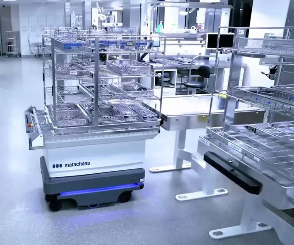 The medical devices in the RUMED are transported in metal, standardized trays.