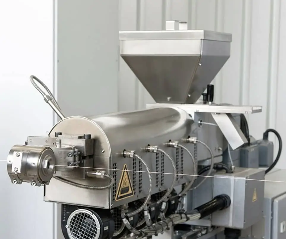 In the extrusion line for special cables, the sheathing of the core takes place.