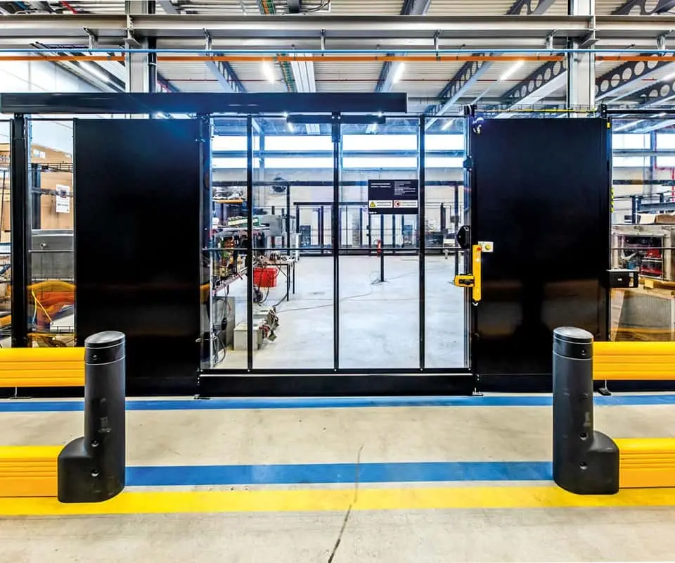 Eingänge zum Hochspannungs- Testraum der NMBS/SNCB öffnen sich nur für berechtigte Mitarbeiter per RFID Tag.