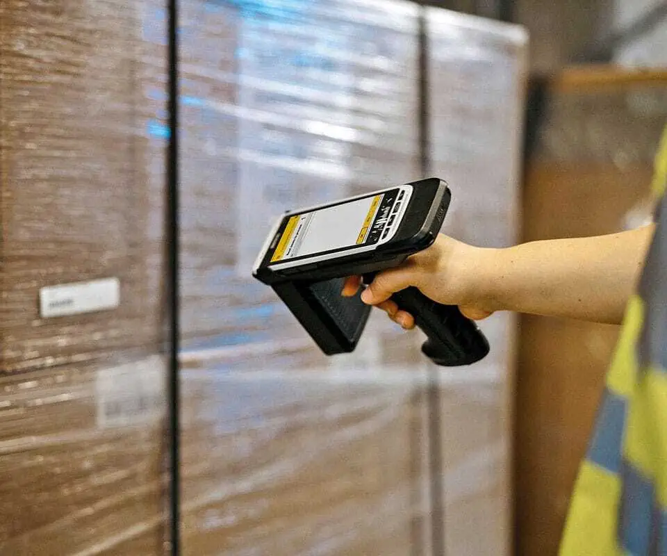 RFID handheld readers are ideal for reading tags on the move and in processes that cannot be easily automated with conveyor belt, gate or forklift readers.