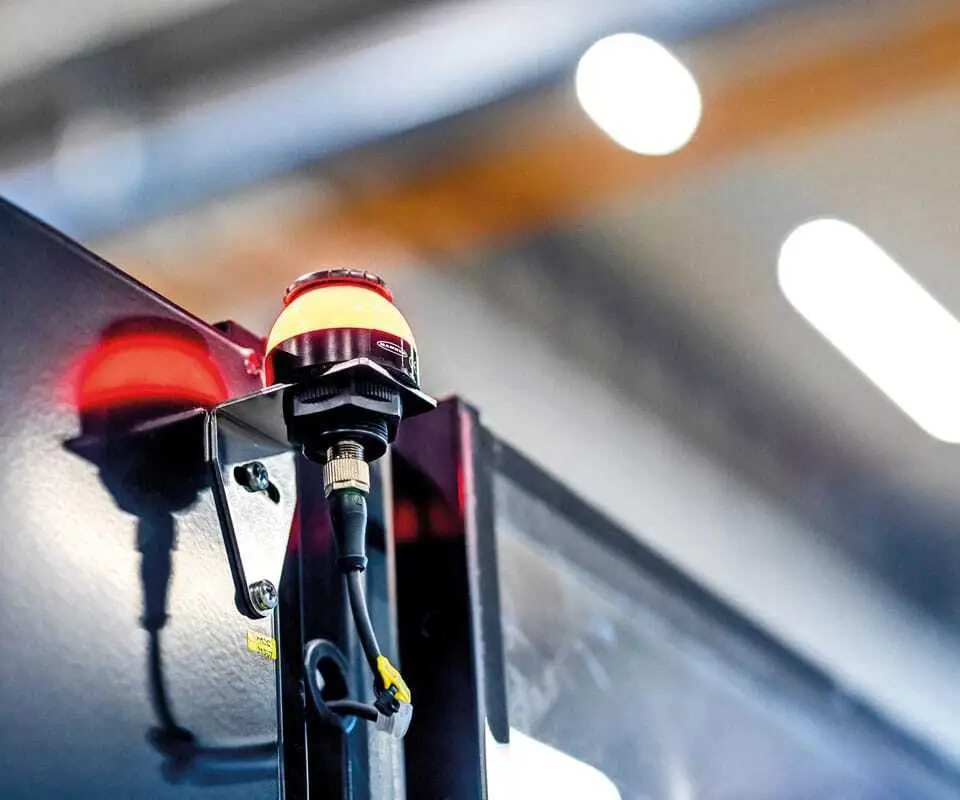 NMBS/SNCB Central Workshop: Die K50-LED-Anzeige mit Tonsignal wechselt auf rot, sobald das Testverfahren aktiv ist.