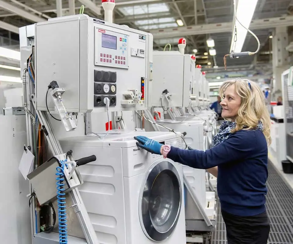 In Miele's washing machine production, numerous production scenarios can be tested in the material flow simulator using the data transmitted via OPC UA. The real data from the factory provides the basis for optimizing production.