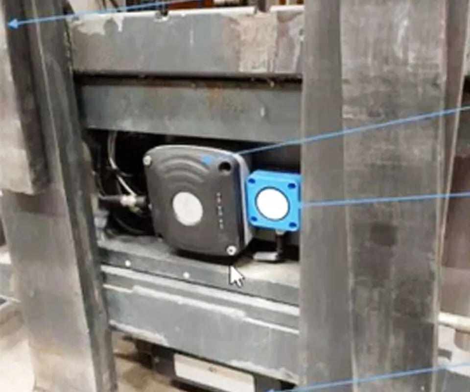 The UHF RFID reader and the ultrasonic sensor are located between the forks. The UWB VehicleTAG is installed on the back of the forklift.