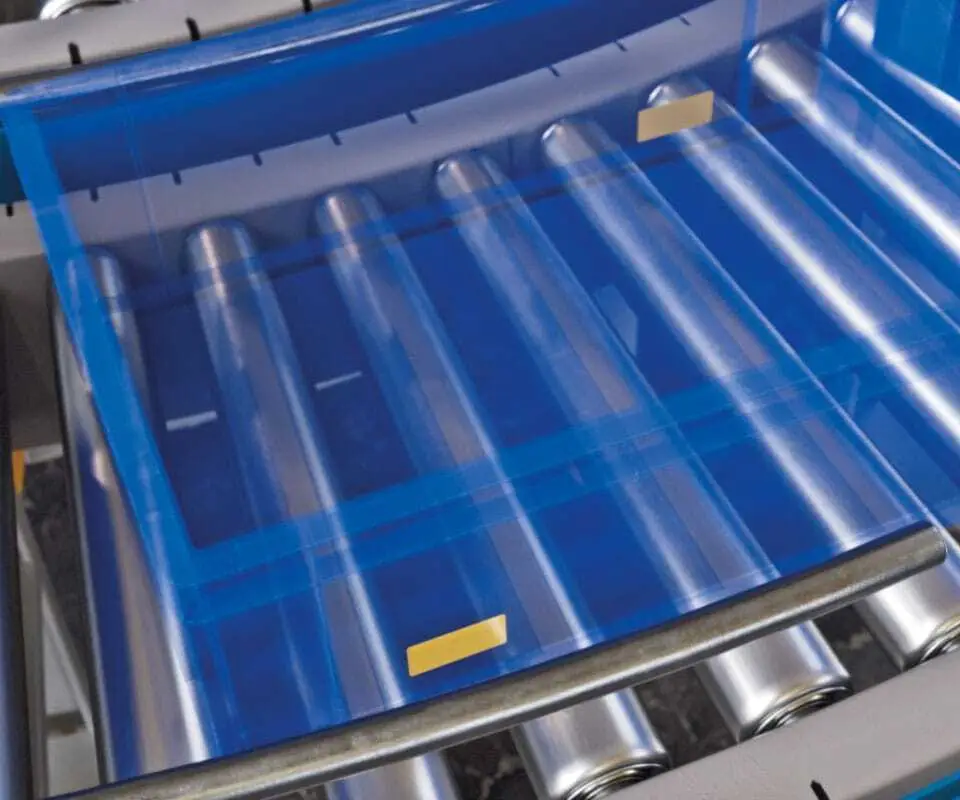 RFID tags stuck diagonally on opposite sides ensure that at least one tag is within range of a reader, resulting in consistently optimal reading results.