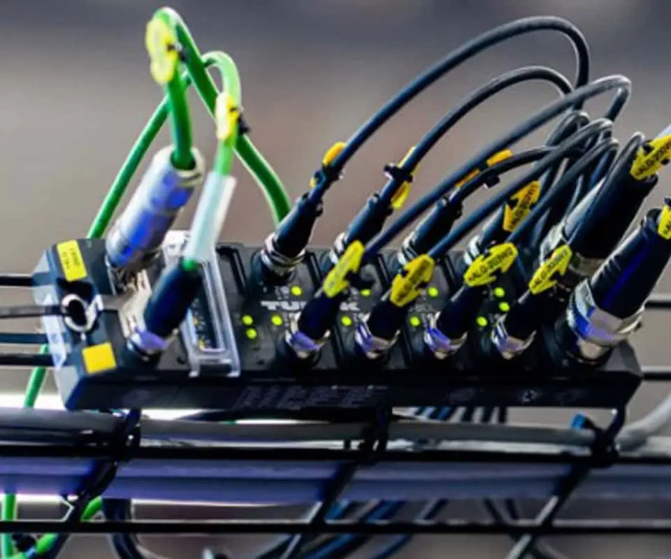 Turcks IO Link Master TBEN-L5-8IOL kümmert sich um die Signalübertragung.