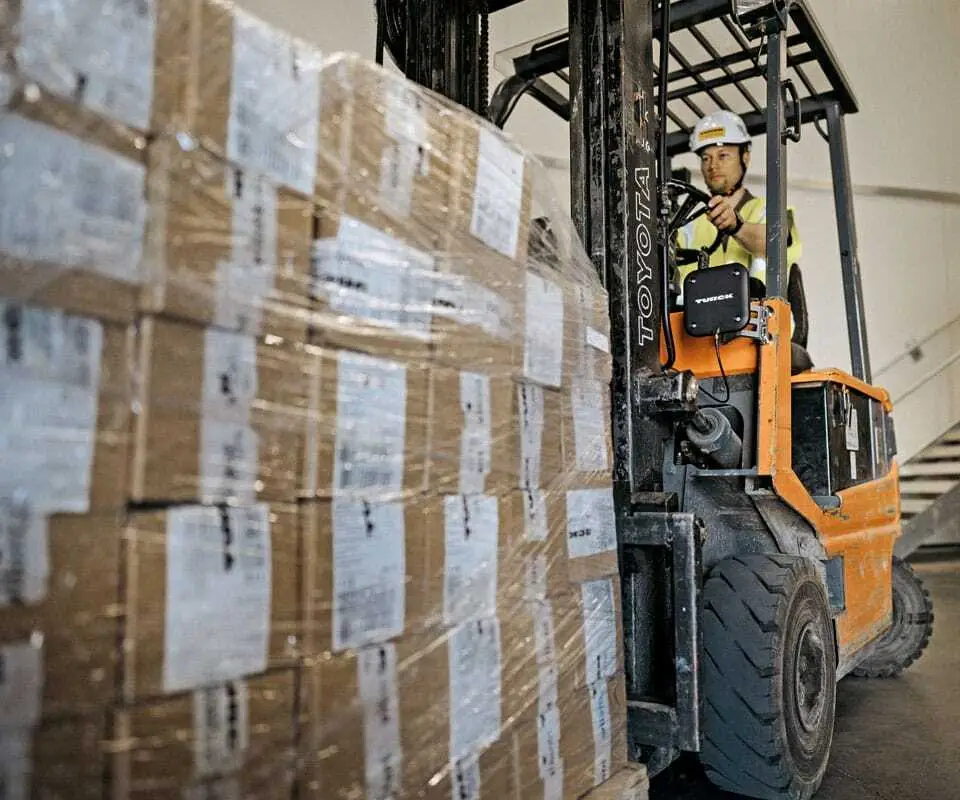The forklifts equipped with RFID readers allow reliable and fast identification of pallets and containers.