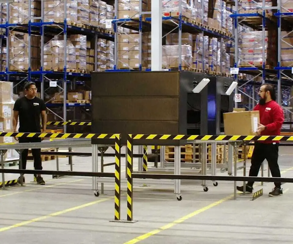 All own and third-party goods are captured at goods receipt and goods issue in the distribution center by means of RFID tunnel readers