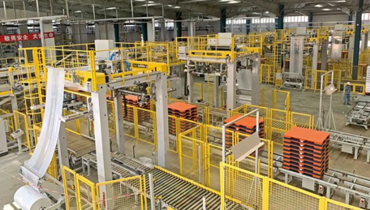 Li Haiming, product engineer at Turck presents a digitalized goods distribution center with RFID technology in a Chinese energy and chemical company.