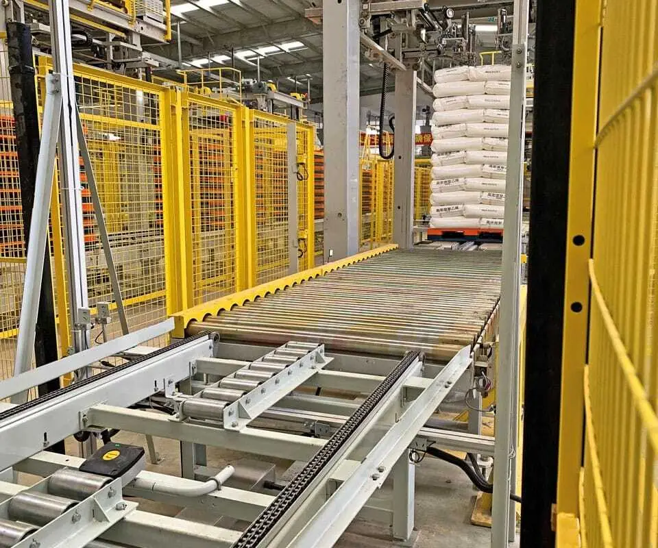 The processes in the goods center were optimized with RFID communication. The read/write heads (bottom left) transfer material data via UHF RFID to the transport pallets.