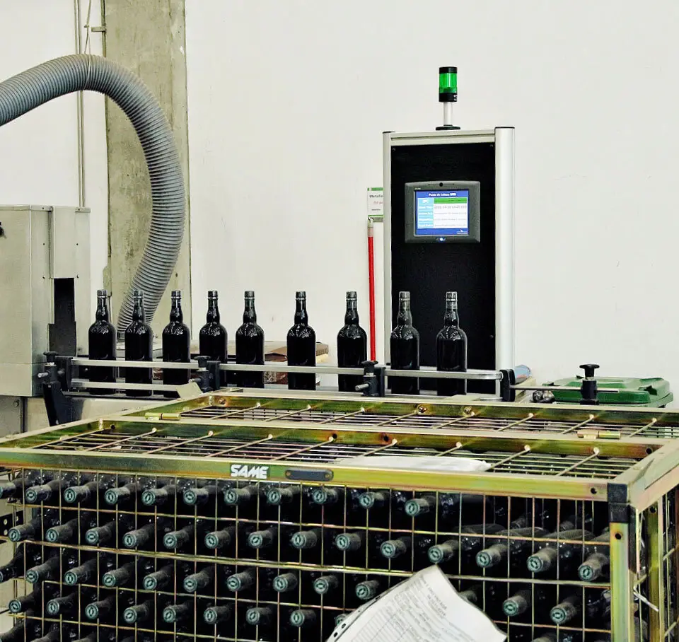 Symington: The semi-finished products are in a queue according to the “first in, first out” principle in the production line. RFID detection ensures traceability.