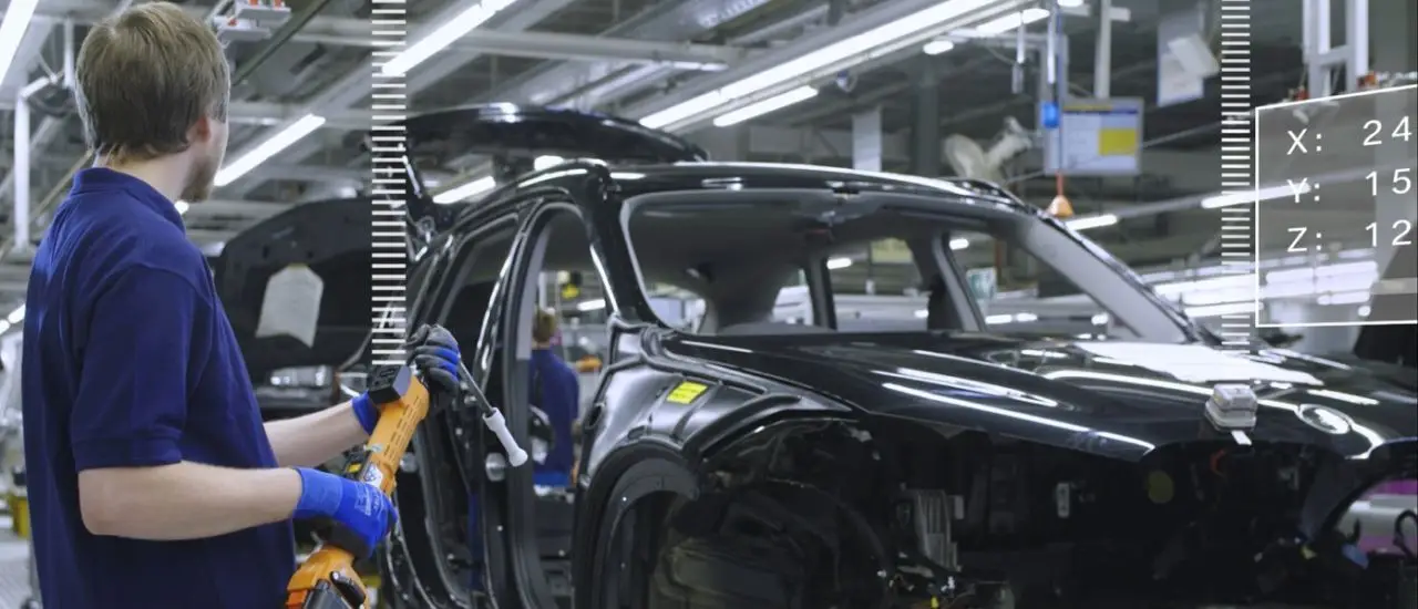 In der Produktion der BMW Group werden beispielsweise Fahrzeuge und Werkzeuge hochpräzise geortet. (...