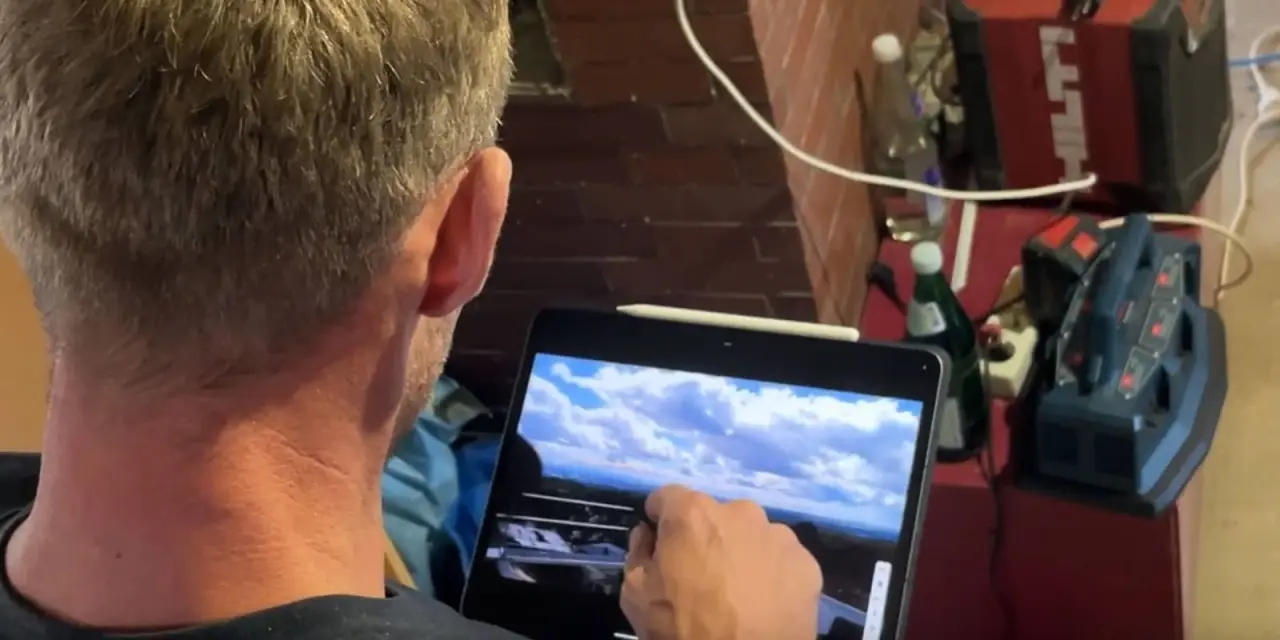 Dachdeckerbetrieb Sebastian Lohrer: das Sichtfeld der Brille wird in Echtzeit auf ein Tablet übertragen.