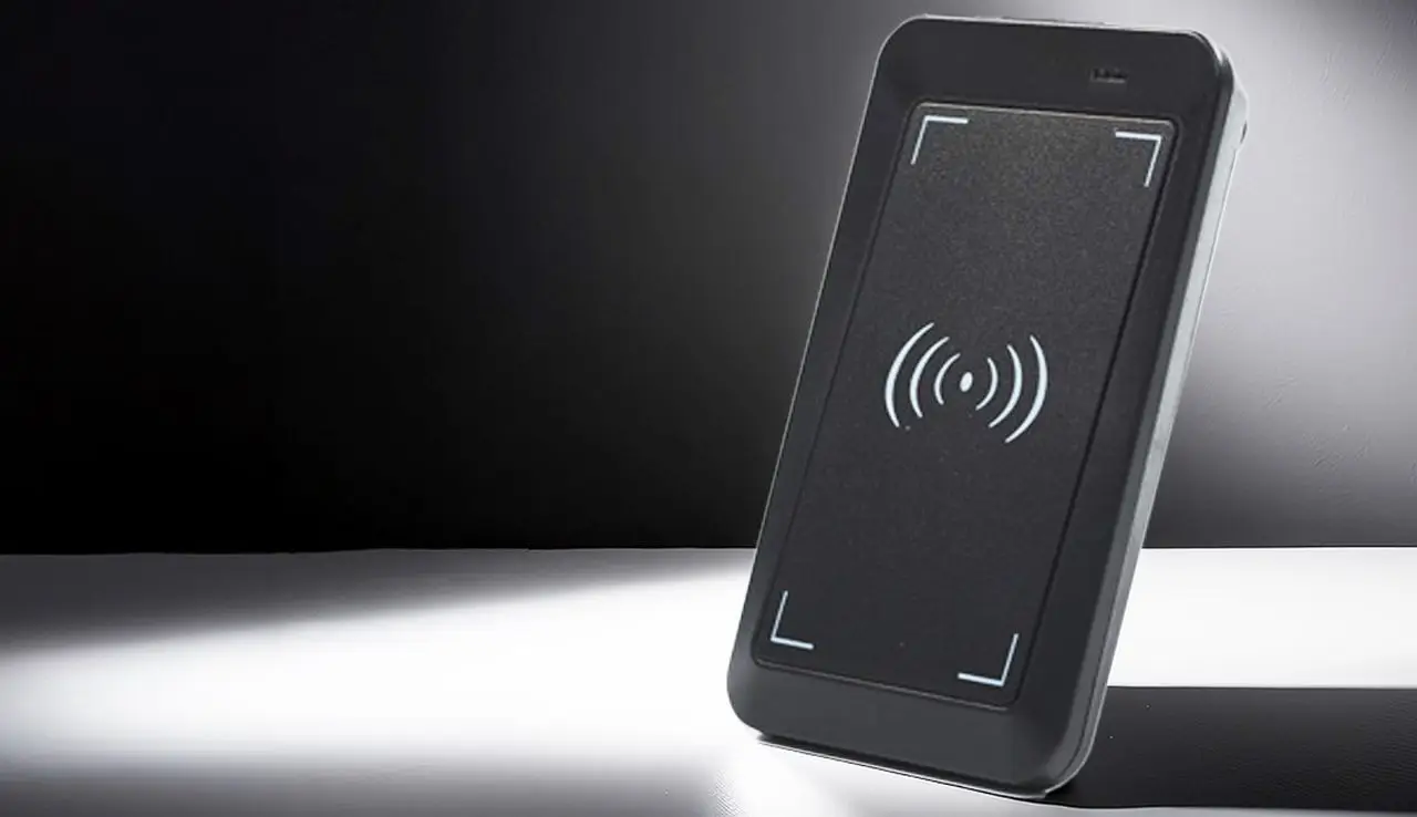 The HF | NFC | LEGIC | LF Desktop Reader – NEO 2 is a modern and compact plug-and-play RFID reader with USB 2.0 interface. (Image: iDTRONIC)