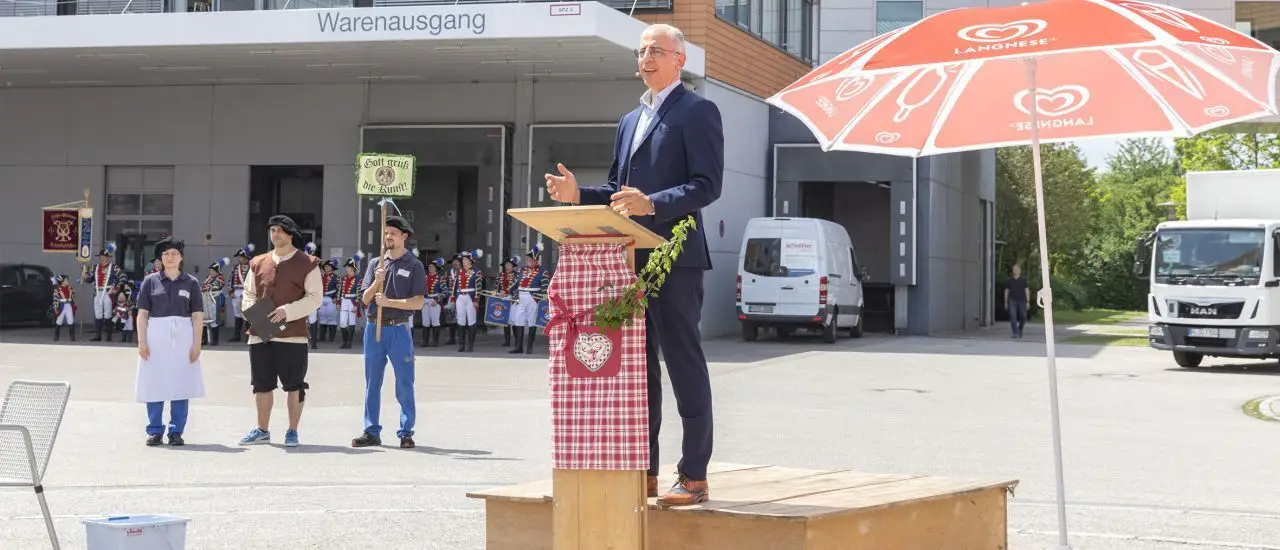Traditionelle Gautschfeier des Hightech-Unternehmens Schreiner Group