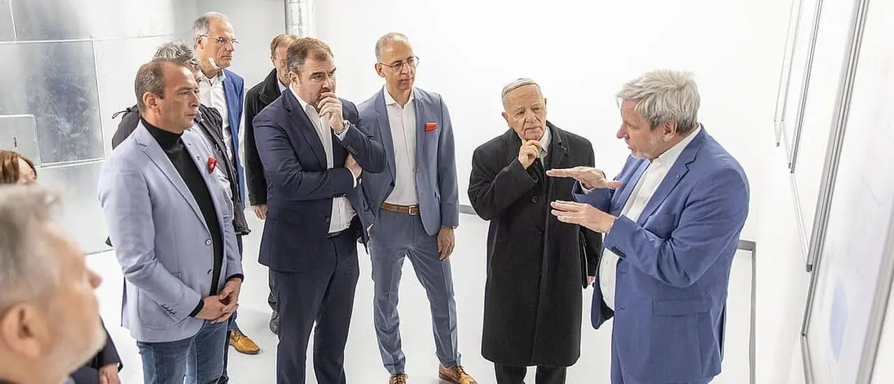 Schreiner Group eröffnet Wärmepumpenhaus am Hauptsitz