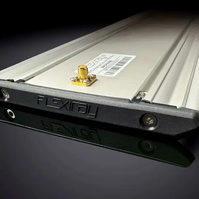 L'antenne Flexiray SFR5 robuste ne mesure que 14 mm d'épaisseur et combine une forme compacte avec un montage rapide VESA 75 simple.