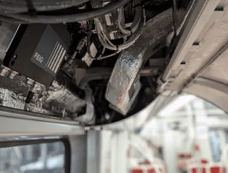 Das Bild zeigt das UHF-RFID-Lesegerät ID LRU4000X von FEIG ELECTRONIC im Fahrzeug installiert.