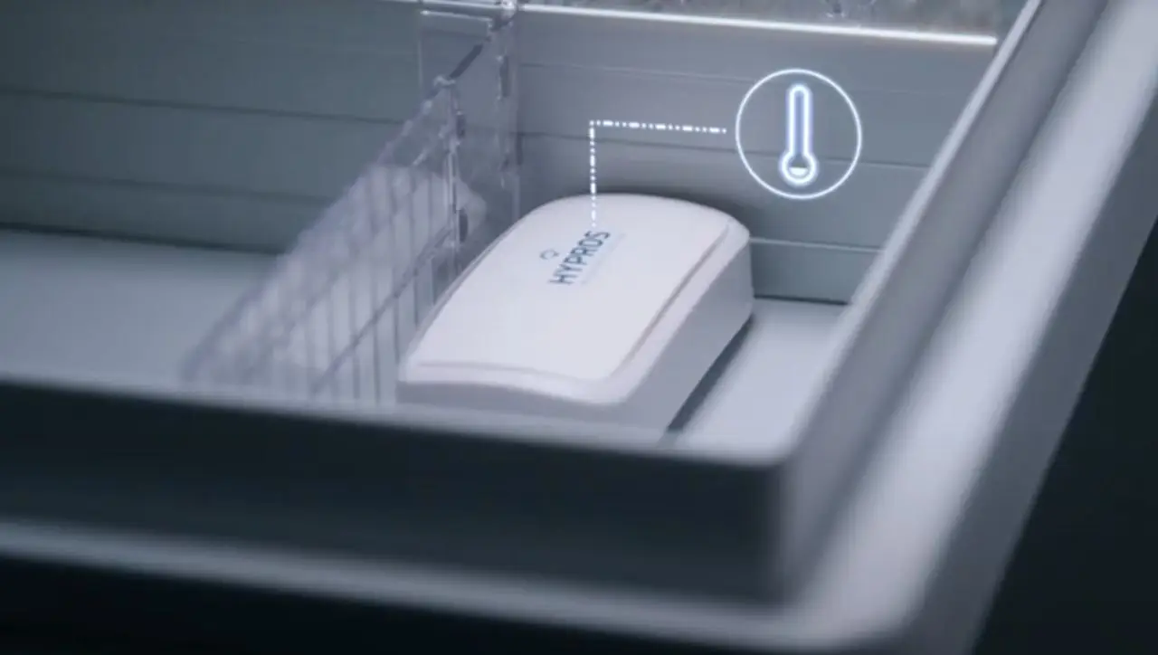 Ein fest installierter Temperatursensor im Medikamentenkühlschrank am UKSH.