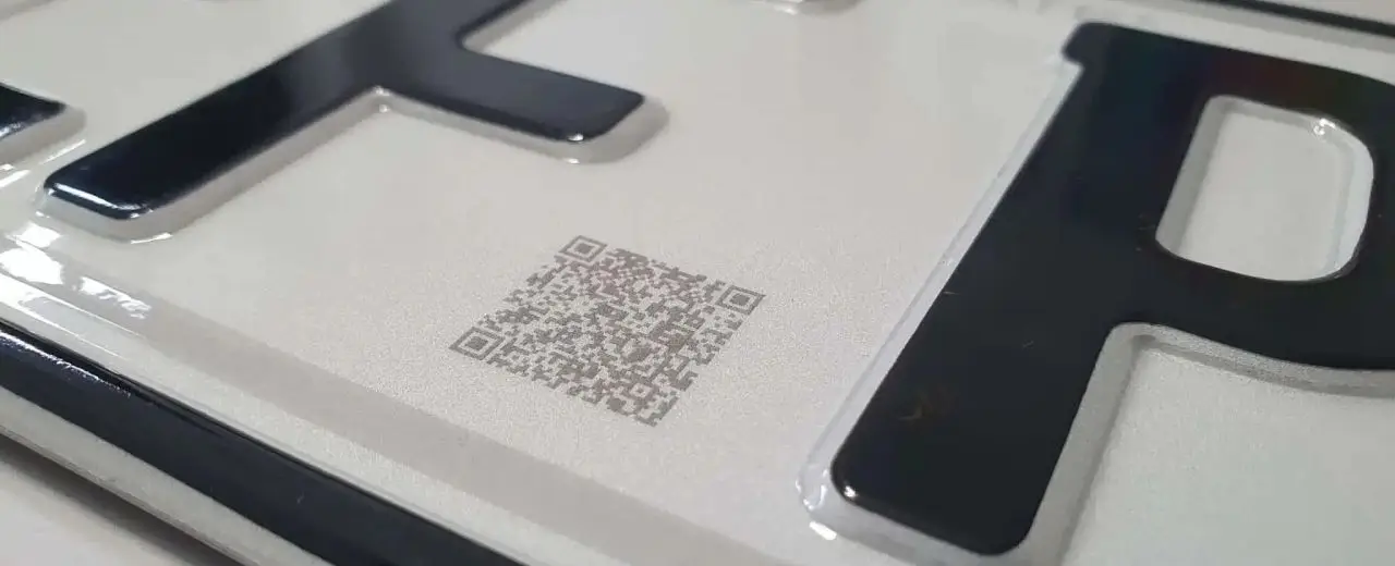 RFID licence plate: Holographic and electronic security elements work regardless of the weather and comply with the latest standards