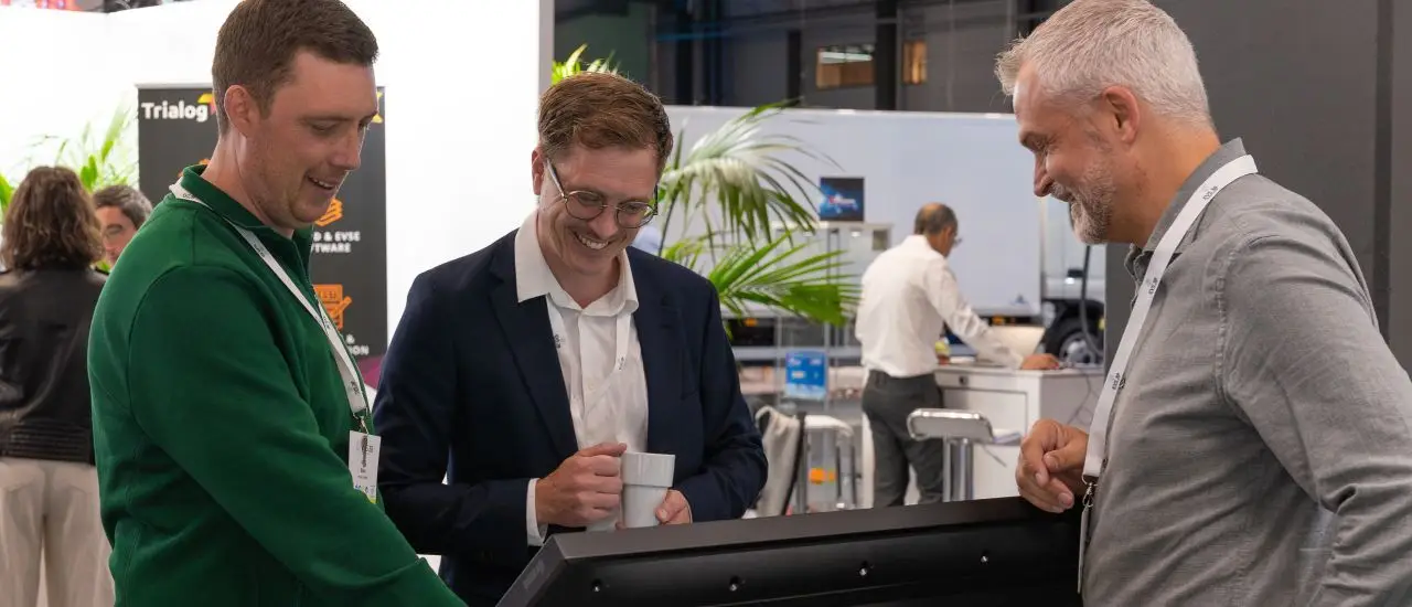 Felix Blum und Frank Edunjobi präsentieren die neue Payment-Lösung für E-Ladesäulen auf der EVS38 in Göteborg