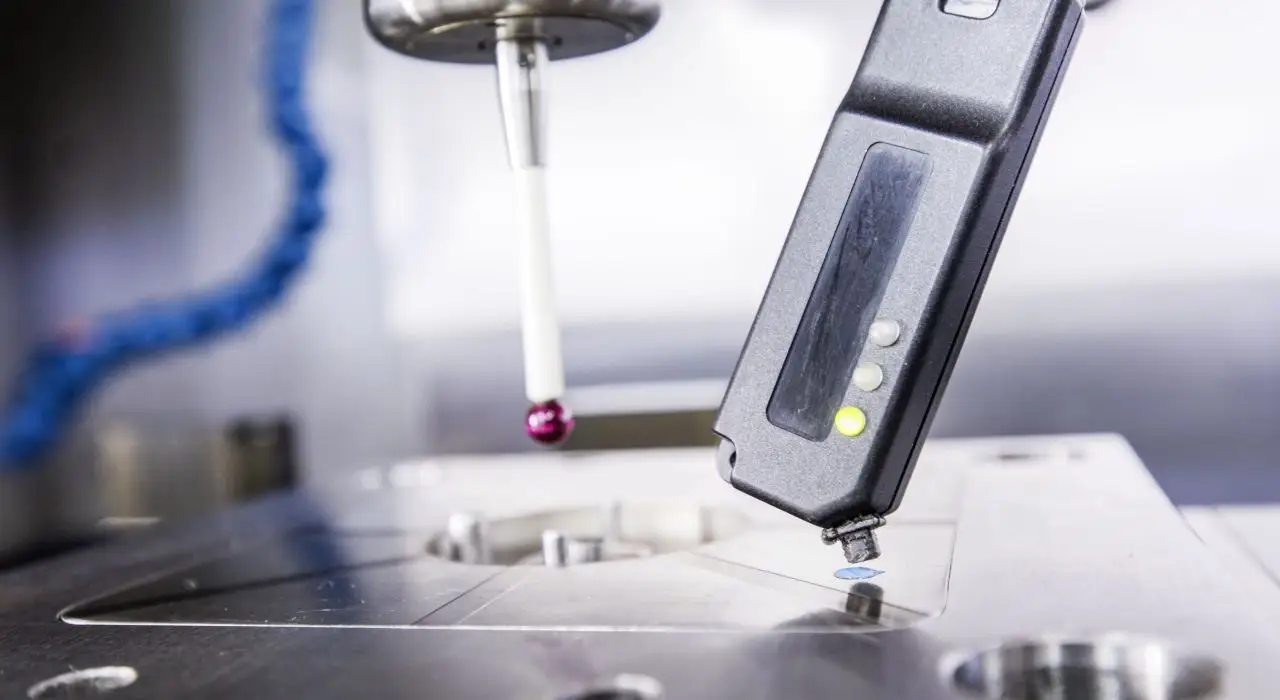 Punktlesung eines NeoTAG - Plug-Transponders, welcher in ein metallisches Werkzeug eingebracht wurde.
