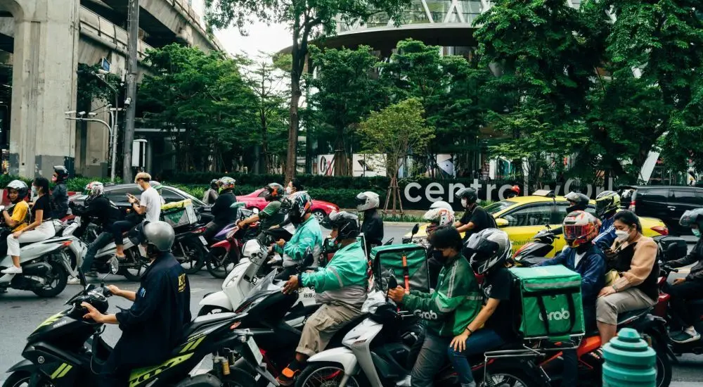 Smart license plate for motorcycles: EVI on the front headlight