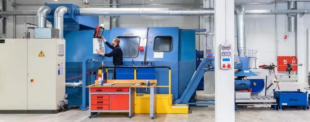 b&m fertigt Schrauben und kaltumgeformte Formteile.