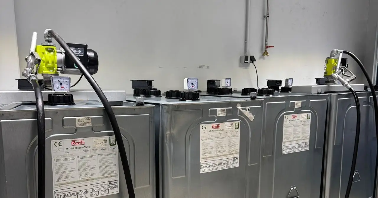 Manuelle Füllstandsmessung erfordert regelmäßige Kontrollen und liefert punktuelle Informationen.