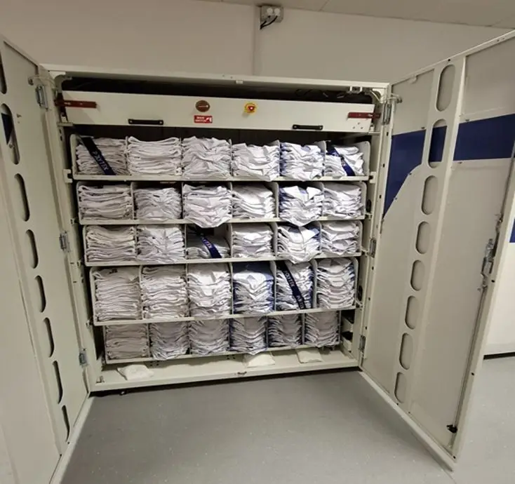 Im Inneren: 22 cm breite, beschriftete Schubladen