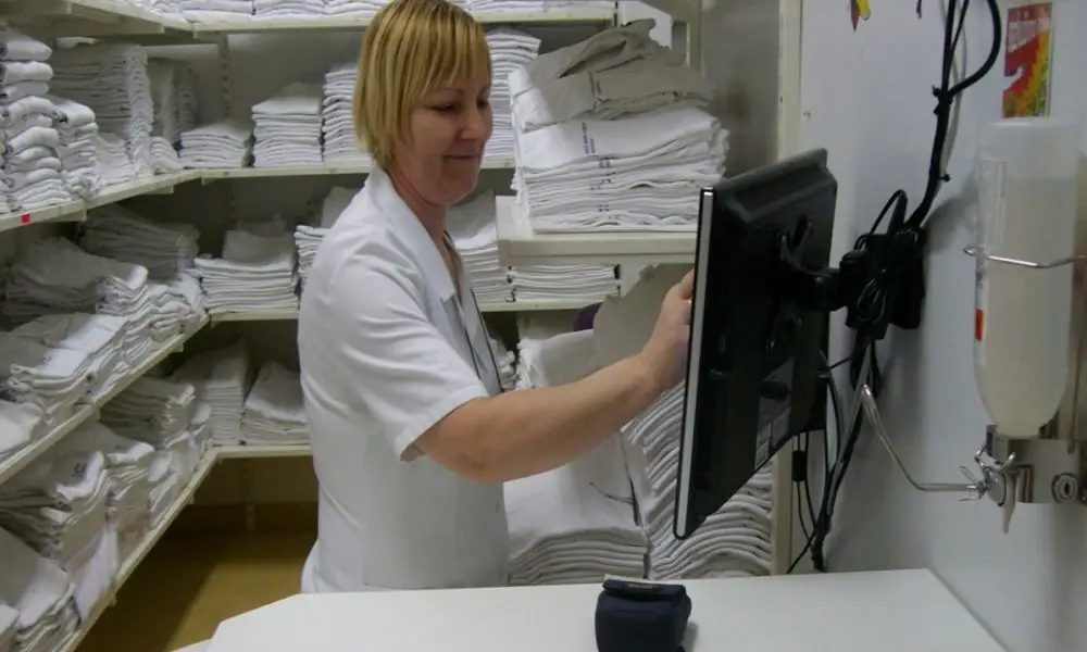 Seit 2013 verfolgt das Universitätsklinikum Ljubljana Arbeitskleidung per RFID an 18 Ausgabestellen.