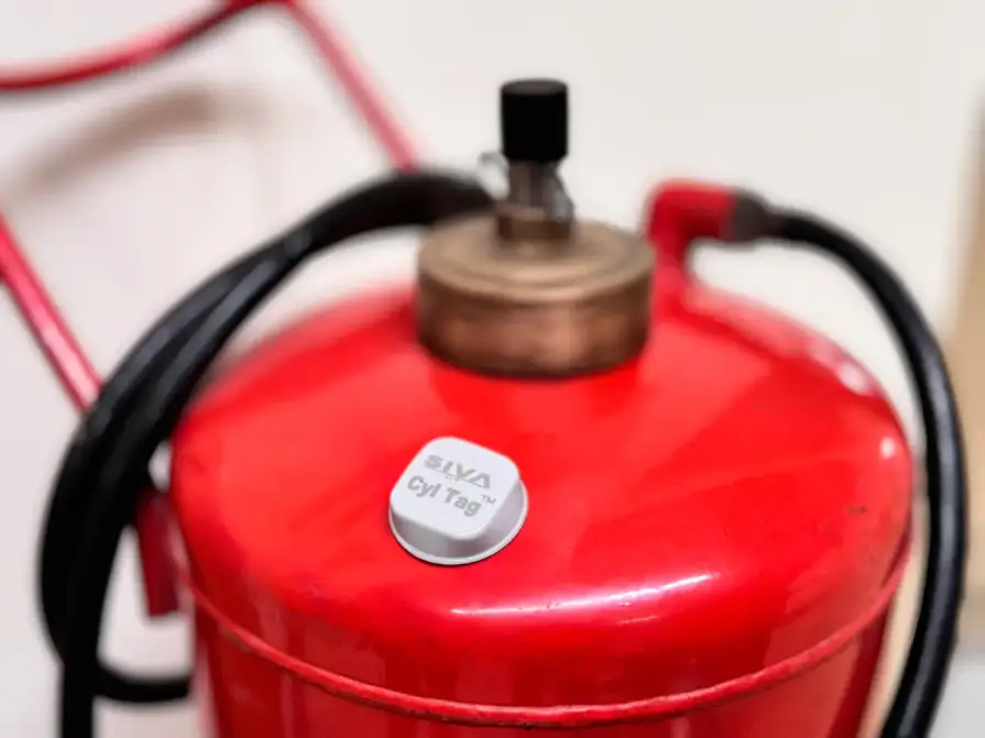 CylTag™ on-metal RFID tag mounted on a gas cylinder for reliable identification.