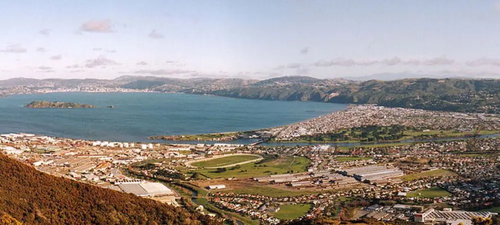 Hutt Valley, Neuseeland. Unten im Tal entwickelt Times-7 die RAIN-RFID-Antennen, die weltweit für zuverlässige Lesungen sorgen.