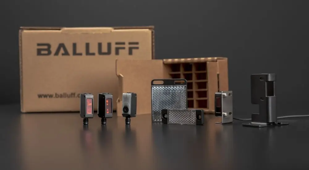 Compact Balluff BOS R072K photoelectric sensor for industrial object detection applications.