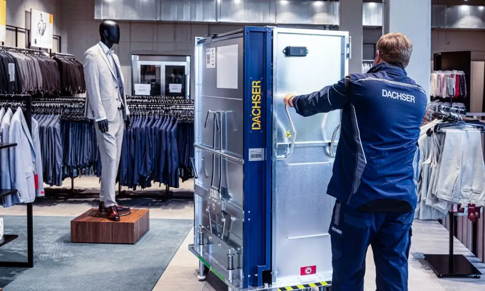 NB-IoT Tracker am DACHSER Retail Box Rollbehälter für Echtzeit-Standort- und Statusdaten