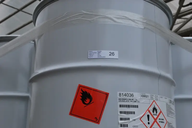 UHF RFID labels for asset tracking on metal surfaces in industrial environments