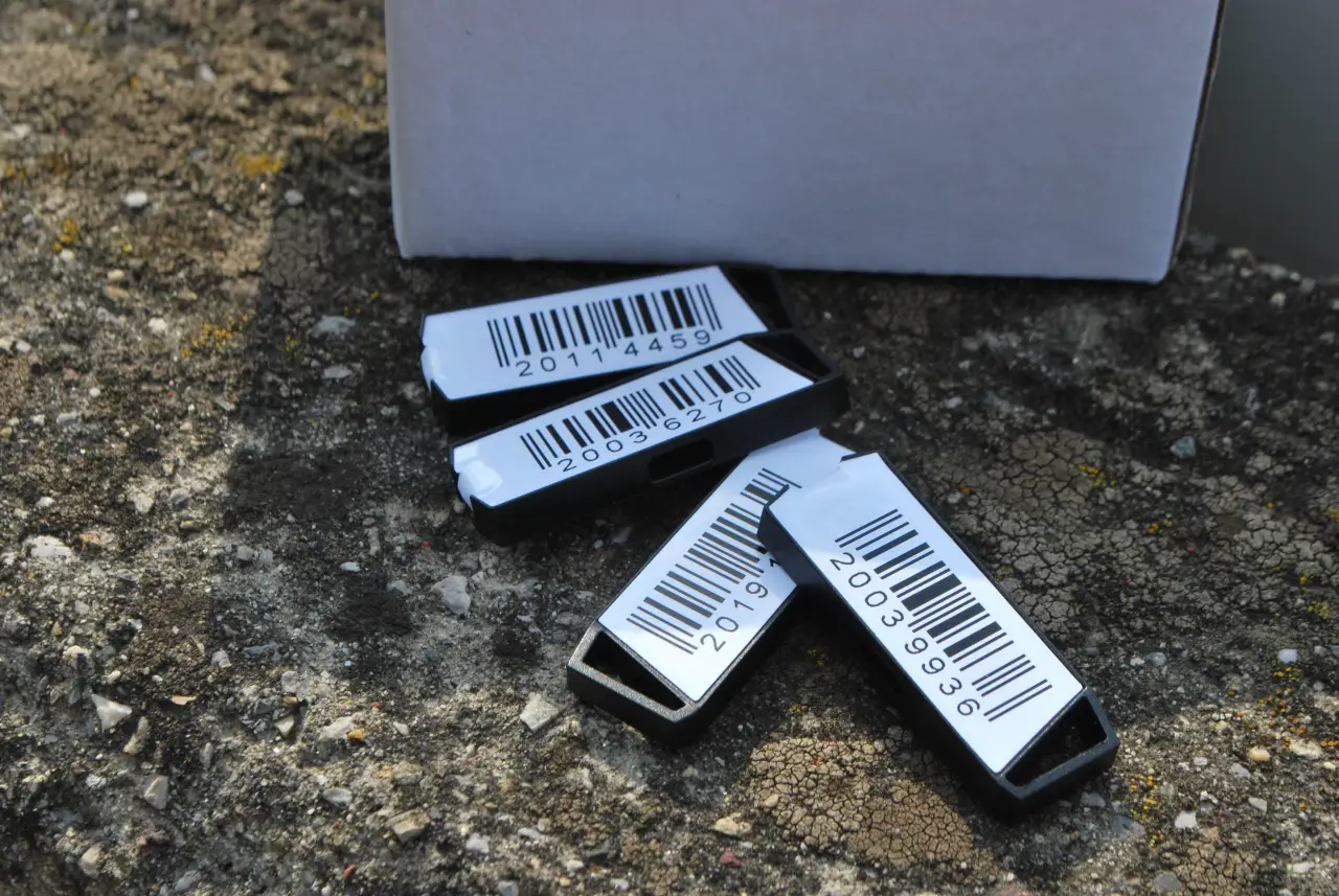 Microty UHF RFID on-metal tags