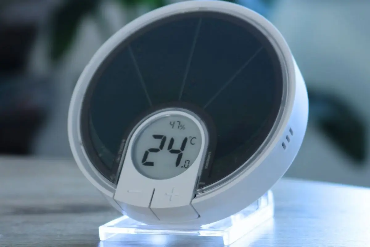 Dieser gemeinsam mit Schneider Electric entwickelte Temperatur- und Feuchtigkeitssensor wird mithilfe der LAYER®-Technologie von Dracula Technologies vollständig durch Umgebungslicht mit Energie versorgt